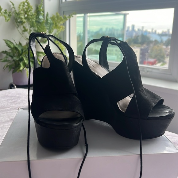 Aldo, black wood print wedges - Picture 3 of 6